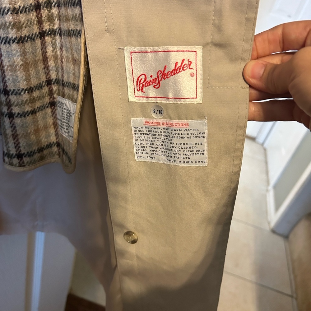 Vintage Rain Shredder women’s trench coat. Liner can be removed. - Picture 3 of 5